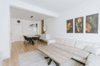 <p>Deze woning is een <strong>buitenkans</strong> in het centrum van Merksem.</p><p><br /></p><p>Op het gelijkvloers bevindt zich een <strong>aangename woonkamer</strong> die toegang geeft tot de recent <strong>gerenoveerde keuken</strong> en douchekamer.</p><p><br /></p><p>De buitenruimte is deels <strong>overkapt</strong> wat extra mogelijkheden biedt om buiten te <strong>genieten </strong>bij minder goed weer. Naast de woning is eveneens een overkapping waar plaats is voor <strong>2 wagens </strong>met <strong>laadmogelijkheid.</strong></p><p><br /></p><p>Op de eerste verdieping bevindt zich de <strong>masterbedroom</strong>, een <strong>royale badkamer </strong>met ligbad en aansluitingen voor wasmachine en droogkast.</p><p><br /></p><p><span>Op de tweede verdieping zijn er </span><strong>2 ruime kinderkamers</strong><span>.</span></p><p><br /></p><p>Troeven: - <strong>3 ruime slaapkamers</strong> -<strong> parkeermogelijkheid</strong> voor 2 auto's met laadfaciliteit - (deels overdekte) <strong>buitenruimte</strong> met zuidoostelijke oriëntatie - <strong>instapklaar</strong> - <strong>zonnepanelen/thuisbatterij 10kW</strong></p>