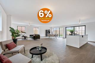 Cette maison à faible consommation d'énergie est construite selon des règles de construction strictes :Panneaux solaires, pompe à chaleur, double...