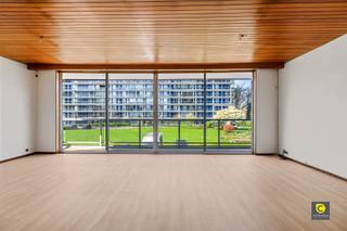 Te renoveren 2 slaapkamer hoek-appartement met 2 terrassen op toplocatie!Dit appartement, boordevol potentieel, ligt op de 1e verdieping van een...