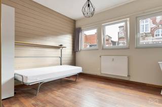 <p>Ontdek deze slim ingedeelde studio van 20 m² in hartje Leuven, gelegen in de levendige Diestsestraat, dé winkel- en wandelboulevard van de stad. Dankzij deze toplocatie geniet je van een ongeëvenaarde bereikbaarheid en bevinden winkels, horeca, openbaar vervoer en de belangrijkste campussen zich letterlijk om de hoek.<br /><br />De studio ligt op de derde verdieping en biedt een praktische slaap- en leefruimte met opklapbed, waardoor de ruimte optimaal benut wordt. De kitchenette is compact maar functioneel en de aparte badkamer is uitgerust met douche, lavabo en toilet. De studio vraagt enkele lichte opknapwerken, waardoor je ze volledig naar eigen smaak kan afwerken.<br /><br />Deze centraal gelegen studio is perfect voor studenten en een interessante opportuniteit voor investeerders dankzij de sterke verhuurvraag in Leuven.<br /><br />Interesse? Contacteer ons vandaag nog voor een bezoek!</p>