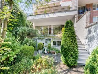 In the protected Square du Bois district, adjacent to the Bois de la Cambre, this character house dating from the 1950s is set in approx. 6.85...