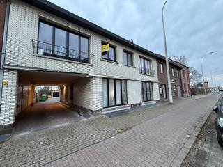 Zeer mooi en verzorgd appartement, gunstig gelegen in de nabijheid van onder andere supermarkten.Dankzij de vlotte verbinding met de E313 en het...