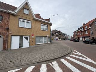 <p><strong>Instapklare woning met 3 slaapkamers, zonnige tuin en uiterst centrale ligging!</strong></p>
<p>Op zoek naar een ruime, instapklare woning op een toplocatie? Deze charmante woning combineert comfort, ruimte en een uitstekende ligging. Met 3 ruime slaapkamers, een lichtrijke leefruimte en een zuidwestgerichte tuin is dit de ideale thuis voor wie op zoek is naar gezelligheid en praktisch wooncomfort.</p>
<p><strong>Indeling:</strong></p>
<p><strong>Gelijkvloers:</strong><br />Inkomhal, lichtrijke leefruimte met ingebouwde gashaard, volledig ingerichte keuken, apart gastentoilet en aparte fietsenberging.</p>
<p><strong>Eerste verdieping:</strong><br />Twee ruime slaapkamers en badkamer.</p>
<p><strong>Tweede verdieping:</strong><br />Ruime derde slaapkamer en geïsoleerde zolder, die kan worden ingericht als extra slaapkamer of hobbyruimte.</p>
<p><strong>Troeven:</strong></p>
<ul><li>Uiterst centrale ligging, vlakbij scholen, winkels en bushaltes</li><li>Instapklaar en onmiddellijk bewoonbaar</li><li>3 ruime slaapkamers met mogelijkheid tot vierde</li><li>Zuidwestgerichte tuin of terras</li><li>Handige zijingang voor fietsers</li><li>Videofoon</li><li>Geen renovatieplicht</li></ul>
<p><strong>Kortom:</strong> een ideale gezinswoning die ruimte, comfort en een centrale ligging perfect combineert. Ontdek zelf de vele troeven van deze woning en laat je verrassen door de mogelijkheden!</p>