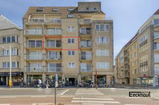Instapklaar appartement met zonneterras op een gegeerde ligging te Bredene-Duinen! Het gebouw bevindt zich in een levendige buurt, vlakbij het strand, diverse winkels en supermarkten, gezellige bistro's en restaurantjes en op enkele passen van de tramhalte.<br />Indeling: inkom met vestiaire, living met terras met zicht op duinengordel, ingerichte open keuken, berging, badkamer met douche en lavabo, afzonderlijk toilet, 1 ruime slaapkamer met kastenwand en bureel. <br />In het gebouw is er een gemeenschappelijke fietsenberging.<br />Unieke mogelijkheid tot aankoop van 2 achtereen liggende autostaanplaatsen rechtstreeks palende aan de straat (vlot inrijdbaar).<br />Dit appartement is ideaal voor zowel een vaste woonplaats, een investering of een tweede verblijf!