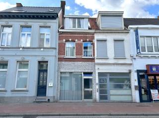 <p><span>In het centrum van Kapellen op wandelafstand van winkels, openbaar vervoer en scholen bieden wij u deze compacte, deels gerenoveerde woning aan bestaande uit een ruime inkomhal annex fietsenberging, woonkamer, zit- eethoek, doucheruimte, keuken en op de verdieping twee ruime kamers , een grote badkamer met ligbad en trap naar een grote, nog in te richten zolderruimte, buiten vindt u een gezellige stadstuin met berging, e-peil = D (geen renovatieverplichting), asbestveilig, ideale starterswoning</span></p>