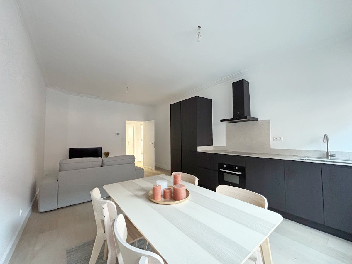 Gerenoveerd gelijkvloers appartement met twee slaapkamers - foto 3