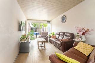[[ DIT PAND NEEMT DEEL AAN DE ERA OPEN HUIZEN DAG OP 19/9 VAN 17:30 TOT 18:30 ]]
<strong>Te koop: instapklare woning met 3 slaapkamers en zonnige tuin te koop in Harelbeke.</strong><br /><br /><br />Op zoek naar een <strong>instapklare starters- of gezinswoning</strong> met veel comfort en praktische indeling? Deze verzorgde woning in Harelbeke combineert een slimme indeling met 3 volwaardige slaapkamers, 2 badkamers en een zonnige, goed georiënteerde tuin.<br /><br /><u><strong>Indeling:</strong></u><br /><em>Gelijkvloers: </em>inkomhal met ruime berging en gastentoilet, volledig uitgeruste open keuken met aansluitend de eet- en woonkamer. Via de woonkamer is er rechtstreekse toegang tot het terras en de tuin.<br /><em>Eerste verdiep:</em> 2 volwaardige slaapkamers met ingebouwde kasten<br /><em>Tweede verdiep:</em> een grote slaapkamer met badkamer (toilet, lavabo en douche)<br /><br /><u><strong>Troeven:</strong></u>
<ul><li>Airconditioning aanwezig</li><li>Veel opbergruimte</li><li>Goed georiënteerde tuin</li><li>Rolluiken in de slaapkamers</li><li>Vlotte bereikbaarheid</li></ul>
<br />Een ideale woning voor starters of gezinnen die op zoek zijn naar comfort, ruimte en een aangename buitenomgeving in Harelbeke.<br /><br /><strong>Heb je interesse in deze woning? Neem dan snel contact op met Indra voor meer info of een bezoek - 0473/61.10.10.</strong>