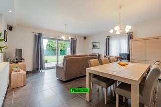 Deze goed onderhouden woning, gebouwd in 2008, is gelegen in Leeuwergem, een rustige deelgemeente van Zottegem, en biedt vlotte verbindingen...