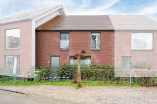 Instapklare woning gelegen in een rustige eenrichtingsstraat in het hartje van Heusden. Op wandelafstand van de bakker, slager, winkel, scholen, ... De indeling van de woning is de volgende: inkomhal met vestiaire, toilet, berg/wasplaats. Verder is er een ruime woonkamer en open leefkeuken (toestellen: kookplaat, dampkap, vaatwasser, microgolfoven, koelkast met vriesvak). Deze geeft toegang tot de zonnige tuin! Op de eerste verdieping zijn er drie ruime slaapkamer, apart toilet, en een badkamer met ligbad, aparte douche en dubbele lavabo. Ook is er nog een grote bergzolder. De woning is verder voorzien van vloerverwarming op het gelijkvloers, ventilatiesysteem in geheel de woning, en aansluiting regenwater voor toilet en wasmachine. Mogelijkheid tot het bijkopen van een autostaanplaats aan 20.000 euro. Aandeel kosten basisakte voor de koper. Vrij op 01/08/26