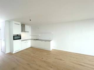 <p><span>GELIJKVLOERS APP. MET 2 SLKS + RUIM TERRAS </span></p><p><span> </span></p><p><span>Residentie Hoppe dankt zijn naam aan de brouwerij die vroeger op deze locatie was gevestigd. Het project bestaat uit twee gebouwen met in totaal 38 appartementen. Deze residentie bevindt zich op wandelafstand van de Schelde en met zicht op het Gelaagpark.<br /><br />Alle appartementen bieden een interessante combinatie tussen comfortabel wonen in een groene omgeving. Door het gebruik van duurzame materialen en de hoogwaardige afwerking (met groendak) laat de architectuur de natuur voor zich spreken.<br /><br />Dit appartement bevindt zich op de gelijkvloerse verdieping en omvat een inkomhal, afzonderlijk toilet, een leefruimte bestaande uit een zit- en eethoek met open keuken. Grenzend aan de leefruimte is er een overdekt terras als uitbreiding van de leefruimte dat geniet van een zuidwestelijke oriëntatie. Opnieuw aangekomen in het appartement ontdekken wij nog twee slaapkamers, een volledig uitgeruste badkamer en twee bergingen. </span></p><p><span><br />Nadat wij het appartement hebben bezocht verplaatsen wij ons naar de ondergrondse garage waar wij een autostostaanplaats en een privatieve kelderberging aantreffen.</span></p><p><span> </span></p><p><span>Wenst u meer info of een bezichtiging ter plaatse? Neem dan snel contact op met de medewerkers van Pillar via <span>info@pillar.estate</span></span><span> of 033 695 695.</span></p><p><span> </span></p><p><span>Opgelet: Dit pand wordt enkel verhuur voor korte duur (huurovereenkomst voor 1 jaar). </span></p><p><span>Deze gegevens zijn louter ter informatieve titel. De vermelde oppervlaktes zijn slechts een indicatie. Pillar kan niet verantwoordelijk gesteld worden voor de juistheid van de aan haar verstrekte gegevens. </span></p><p><span> </span></p>