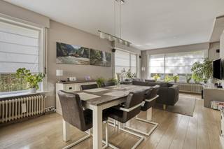 Cette maison d'Assebroek offre la combinaison idéale d'une vie confortable et d'un espace de travail ou de loisirs polyvalent. L'espace de bureau, intelligemment séparé du salon, garantit un maximum d'intimité et de concentration. En outre, le bâtiment dispose d'un entrepôt spacieux, d'une gestion des stocks ou d'un stockage de matériel. Le salon lui-même respire la lumière et la chaleur, avec un espace de vie confortable, 3 chambres et une cuisine entièrement équipée.Au-dessus de l'entrepôt, vous trouverez un appartement à rénover que vous pouvez entièrement meubler à votre guise comme lieu de travail, studio ou espace de création supplémentaire. Dotée de panneaux solaires, d'une chaudière solaire, de bornes de recharge et d'un score EPC B, cette maison est non seulement fonctionnelle, mais également économe en énergie et prête pour l'avenir. Situé dans un quartier calme et verdoyant, près de Ryckeveldebos et de Gemene Weidebeek, vous pouvez y profiter d'un mélange parfait de paix et d'accessibilité.Avec son espace de vie spacieux, ses bureaux séparés et son entrepôt, cette propriété offre de nombreuses possibilités. Il est idéal comme maison pour kangourous, comme combinaison pratique de vie et de travail, ou comme espace de rangement spacieux. Une propriété flexible qui s'adapte sans effort à vos projets d'avenir.