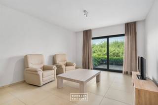 <p><span>Zorgeloos en ondersteunend wonen, het kan<br /></span><span>Hof ter Clipsen biedt voor elke levensgenieter wat wils: een uitgebreid aanbod aan woon-, zorg- en comfortservices.<br /><br /></span><span>Appartement<br /><br /></span><span>Op de gelijkvloerse verdieping, met een lichtrijke leefruimte, open keuken en terras, 1 slaapkamer, een bergruimte en een badkamer met toilet, inloopdouche en wastafel.<br />Er is een autostaanplaats en een ondergrondse fietsenstalling (gemeenschappelijk) inbegrepen.<br />Het appartement is onmiddellijk beschikbaar.<br /><br /></span><span>Service<br /></span><span>Het gebouw is voorzien van een lift.<br />Een absolute troef is de medische en praktische dienstverlening, met onder meer:<br />/ 24/24 uur permanentie (oproepsysteem)<br />/ professionele woonassistentie<br />/ bibliotheek<br />/ ontspanningsruimte met fitness<br />/ wellnesscenter<br />/ zwembad<br />/ was- en strijksalon<br />/ restaurant met gezellige tuin.<br /><br />De onthaalruimte biedt plaats aan alle bewoners om een krant te lezen, een spelletje pool te spelen of een babbel te doen met andere bewoners.<br />Wil je als bewoner een feest geven, dan biedt het restaurant veel mogelijkheden.<br />Je leefomgeving is dus véél meer dan enkel jouw appartement!</span></p><p><span> </span></p>