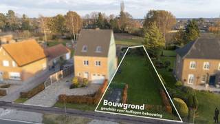 <strong>Goed gelegen oostgeoriënteerde bouwgrond van 489m² voor de oprichting van een eengezinswoning (halfopen bebouwing) met verzicht op achterliggend grasland / weiden. De grond is bouwklaar en ligt zeer centraal, met name op wandelafstand van centrum Retie (o.a. Bakker Jan &amp; Louis, Brasserie de Klynhoeve, Folia, etc.) en op loop- en/of fietsafstand van natuurwijk Wenen en Provinciaal Groendomein Prinsenpark. Bovendien slechts op 5 autominuten van de E34 (Antwerpen - Eindhoven) en omliggende gemeenten Oud-Turnhout, Mol, Kasterlee, Dessel. </strong><br /><br /><em>Bijzonderheden van het perceel - troeven<br /><br /></em>- Straatbreedte 11,76m<br />- Niet gelegen in risicozone voor overstromingen<br />- Bestemming: woongebied<br />- Nutsvoorzieningen aanwezig in de straat<br />- Bouwklaar perceel: geen bomen, recht perceel met gras<br />- Achtergelegen weilanden als buffer<br />- Combinatie van rust en privacy, alsook natuur op wandelafstand<br />- Nabij centrum Retie en Europese School Mol <br />- Nabij alle voorzieningen<br /><br /><em>Bebouwingsmogelijkheden - bouwvoorschriften</em><br /><br />- Bouwzone hoofdgebouw: enkel binnen de afgebakende bouwstrook<br />- Bouwzone hoofdgebouw: zijgevels op minstens 3m van de perceelsgrenzen<br /><br />- Bouwdiepte: 17m<br />- Bouwbreedte: 7,24m<br /><br />- Bouwhoogte: kroonlijsthoogte maximum 7 meter<br />- Bouwhoogte: zadeldak daarboven dat in nok samenkomt (helling van 45°)<br />- bedekking schuin dak: pannen of leien<br /><br />- Bijkomende bebouwingsmogelijkheden: bijgebouwen achterliggend<br />- Bijkomende bebouwingsmogelijkheden: informatie op aanvraag<br /><br /><span>De volledige, uitgebreide bouwvoorschriften zijn verkrijgbaar op aanvraag. Voor vragen hierover contacteer ons kantoor via +32 14 22 42 00.</span>
