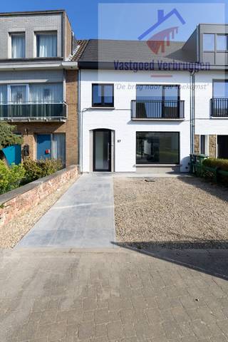 Deze woning is schitterend gelegen in de stadsrand van Aalst, met supermarkt, openbaar vervoer en scholen in de onmiddellijke nabijheid.<br /><br />Voor de woning is een private autostaanplaats. De woning zelf bestaat op het gelijkvloers uit een inkomhal, afzonderlijke toilet, ruime woonkamer in twee delen, volledig geïnstalleerde keuken en bergplaats. Een terras en mooie zonnige tuin maken het plaatje compleet.<br /><br />Op de verdieping is naast de twee ruime slaapkamers ook een badkamer met toilet, wastafel en inloopdouche te vinden.<br /><br />De zolder kan dienst doen als stockageruimte.<br /><br />De woning onderging een totaalrenovatie met kwalitatieve materialen en is energiezuinig.<br /><br />Contacteer ons voor een bezoek op nr 053/666.446 of via info@vastgoedverbruggen.be<br /><br />
