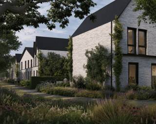 Deze energiezuinige nieuwbouwwoning bevindt zich op een centrale ligging, op wandelafstand van het centrum van Balen.<br /><br />Via de inkomhal met gastentoilet en praktische vestiaire komt u terecht in de lichtrijke leefruimte. Deze open woonomgeving omvat een gezellige zithoek, een eetplaats, een berging en een moderne open keuken. De keuken is uitgerust met inductiekookplaat, combi-oven, koelkast, vaatwasser, afzuigkap. Vanuit de keuken heeft u rechtstreeks toegang tot het ruime terras van 29,36 m². Het terras is bovendien gunstig georiënteerd naar het westen, waardoor u optimaal van de avondzon kunt genieten.<br /><br />Op de eerste verdieping geeft de nachthal toegang tot drie volwaardige slaapkamers, een comfortabele badkamer uitgerust met een inloopdouche, ligbad en dubbele wastafel, een apart toilet en een afzonderlijke berging. <br /><br />Bijkomend is er nog een praktische opbergzolder.<br /><br />De woningen zijn ontworpen met oog voor energiezuinig en duurzaam wonen. Dankzij hoogwaardige isolatiematerialen, PVC-ramen met driedubbele beglazing en de toepassing van hernieuwbare technieken geniet u van een aangenaam wooncomfort en een laag energieverbruik. Daarnaast is ook een regenwaterrecuperatiesysteem voorzien.<br /><br />Indien voldaan aan de voorwaarden kan u genieten van het verlaagd btw-tarief van 6% bij aankoop van deze nieuwbouwwoning. De geadverteerde prijs is excl. aankoopkosten (BTW en registratierechten). Inbegrepen is de afwerking zoals voorzien in het lastenboek.<br /><br />Bijzonderheden:<br />* Mogelijkheid aankoop verlaagd btw-tarief 6% i.p.v. 21%<br />* Energieneutraal<br />* Centrale ligging<br />* Regenwaterrecuperatiesysteem<br />* Gemeenschappelijke parktuin