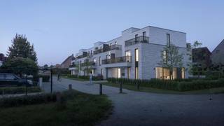 Dit appartement op de eerste verdieping van 85,23 m² heeft een mooie leefruimte met open keuken, een gang met apart toilet, een badkamer, een...