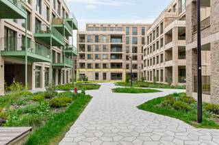 <p>Bent u op zoek naar een unieke woon-werkkombinatie, een kantoor aan huis, of simpelweg een zee aan extra ruimte? Dit is het allerlaatste beschikbare 2-slaapkamerappartement in het project, en het is <strong>volledig instapklaar en geschilderd</strong>!</p><p>Met een indrukwekkende oppervlakte van <strong>148 m²</strong> combineert dit nieuwbouwappartement hoogwaardig wooncomfort met een uiterst flexibele indeling.</p><p><strong>De unieke troef: Een grote polyvalente ruimte</strong> Dit appartement beschikt over een grote, multifunctionele ruimte met een eigen toilet en berging. Uniek is dat deze kamer zowel via de centrale hal van het appartement bereikbaar is, áls via een <strong>aparte inkomhal rechtstreeks vanaf de buitenzijde</strong>. Dit maakt de ruimte uitermate geschikt voor:</p><ul><li><p>Een rustige thuiswerkplek of kantoor aan huis (waar u klanten kunt ontvangen zonder dat zij uw privéwoning betreden).</p></li><li><p>Een praktijkruimte voor vrije beroepen.</p></li><li><p>Een grote hobbyruimte, atelier of extra tv-kamer/studio.</p></li></ul><p><strong>Comfortabel wonen aan het water</strong> Het privégedeelte van het appartement is logisch en comfortabel ingedeeld:</p><ul><li><p>Een gastvrije inkomhal met handige ingemaakte kastruimte.</p></li><li><p>Een royale, lichtrijke leefruimte met een moderne open keuken en een praktische berging.</p></li><li><p>Rechtstreekse toegang tot het gezellige terras.</p></li><li><p><strong>2 volwaardige slaapkamers</strong>, een stijlvolle badkamer en een tweede, apart toilet.</p></li></ul><p><strong>Duurzaam, groen en energiezuinig (E-peil 20)</strong> U koopt hier een appartement dat volledig klaar is voor de toekomst. Dankzij het <strong>E-peil van maximaal 20</strong> geniet u van een uitzonderlijk lage energiefactuur en maximaal comfort. Het pand is uitgerust met:</p><ul><li><p>Individuele warmtepompen.</p></li><li><p>Vloerverwarming én vloerkoeling (heerlijk fris tijdens warme zomerdagen).</p></li></ul><p><strong>Toplocatie: Rustig en toch overal dichtbij</strong> U woont hier op een idyllische, rustige locatie aan het water, ingebed in een parkachtige omgeving van maar liefst <strong>15.000 m²</strong>. De wijk zelf is volledig autovrij (met een comfortabele ondergrondse parking), wat zorgt voor een serene en veilige sfeer. Toch bevindt u zich op wandelafstand van het bruisende centrum van Mechelen en het station. Bovendien geniet u van een supersnelle verbinding richting Brussel of Antwerpen.</p><p><em>De vermelde prijs is exclusief kosten (btw, registratie en notariskosten) en exclusief de aankoop van een ondergrondse parkeerplaats of kelderberging.</em></p><p><strong>Dit unieke appartement zelf ontdekken?</strong> Wacht niet te lang, dit is één van de allerlaatste unit van dit type op de site. Neem vandaag nog contact op voor meer informatie, de plannen of een bezoek ter plaatse</p>
