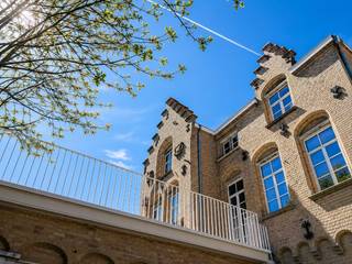 <span>gelegen in het prachtige historische gebouw <strong>residentie 't Keizershof in Diksmuide</strong>, zijnde een voormalige school met klooster en kapel<br /><br />in het volle centrum en toch uiterst rustig en mooi gelegen<br />op wandelafstand van de Grote Markt<br />appartement op de 2de verdieping<br />met mogelijkheid tot het aankopen of bijhuren van een extra garage en/of fietsenstalling(en)<br /><br /><u>afwerking en indeling</u></span>
<ul>
	<li><span><strong>casco of afgewerkt</strong> : de eigendom wordt momenteel <strong>casco (ruwbouw)</strong> te koop aangeboden, maar kan desgewenst ook <strong>gedeeltelijk of volledig afgewerkt</strong> worden aangekocht.</span></li>
	<li><span><strong>afwerking op maat</strong> : de koper bepaalt zelf de gewenste afwerkingsgraad. Ook de realisatie van een balkon en/of terras behoort tot de mogelijkheden.</span></li>
	<li><span><strong>vraagprijs</strong> : de vermelde vraagprijs heeft betrekking op de verkoop in de huidige casco toestand (ruwbouw), zonder nieuwe ramen en zonder balkon of terras. Bij een verdere afwerking wordt de verkoopprijs in onderling overleg bepaald, afhankelijk van de gekozen afwerking.</span></li>
	<li><span><strong>vrije indeling</strong> : de voorgestelde indeling op de plannen is louter illustratief. De koper kan deze, binnen de technische en stedenbouwkundige mogelijkheden, volledig aanpassen aan zijn of haar eigen wensen.</span></li>
</ul>
<br /><span><u>afmetingen</u><br />alle vermelde afmetingen, oppervlaktes, plannen en indelingen zijn louter indicatief en kunnen afwijken van de werkelijke uitvoering, ze zijn niet contractueel<br /><br />huidige toestand :</span>

<ul>
	<li><span>bruto oppervlakte : 89,60 m²</span></li>
	<li><span>netto oppervlakte : 76,90 m²</span></li>
	<li><span>terras/balkon : 0 m²</span></li>
</ul>
<span>volgens ontwerp :</span>

<ul>
	<li><span>bruto oppervlakte : 150,40 m² (= 86,70 m² + 63,70 m²)</span></li>
	<li><span>netto oppervlakte : 117,40 m² (= 70 m² + 47,40 m²)</span></li>
	<li><span>terras/balkon : 9,80 m²</span></li>
</ul>