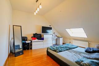 Dit appartement maakt deel uit van een voormalig herenhuis opgedeeld in 4 appartementen. Het gebouw is gelegen in een rustige straat in de nabijheid van diverse winkels, scholen en openbaar vervoer. Bovendien werden alle appartementen in 2013 compleet gerenoveerd. Dit appartement op de tweede verdieping beschikt over een aangename en lichtrijke leefruimte met open keuken en aansluitend de berging. Daarnaast is er nog de ruime slaapkamer, badkamer en apart toilet. Momenteel is het appartement verhuurd. Achteraan het gebouw is er ook de mogelijkheid om 1 of meerdere garages bij aan te kopen.<br />Het appartement beschikt ook over een zeer gunstig EPC en is daardoor ook de ideale zorgeloze investering. Bel vandaag nog voor een bezoek naar 052/41.41.94.<br />Referentie: 4826