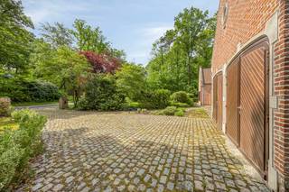 deze charmante, instapklare woning in open bebouwing is gelegen in Steenveld, een bijzonder rustige en groene buurt in Linden, deelgemeente van Lubbeek. De woning biedt ruime, heldere leefruimtes, 4 slaapkamers en een dubbele inpandige garage op het gelijkvloers, waardoor het perfect mogelijk is om alles op het gelijkvloers te hebben. Op de verdieping is er een ruime polyvalente kamer met keuken, 2 slaapkamers en 2 grote zolderruimtes, wat dan weer extra mogelijkheden biedt voor een zelfstandig beroep of het inrichten van een B&B, bijvoorbeeld. Rondom de woning ligt een aangelegde tuin met terras, waar je in alle privacy van de rust en het groen kunt genieten.
Omvattende:
Gelijkvloers: inkomhal, zit- en eetkamer, keuken en eetplaats, berging en wasplaats, toiletruimte, nachthal, 4 slaapkamers, badkamer (incl. toilet), garage en technische ruimte
Eerste verdieping: nachthal, polyvalente kamer, 2 slaapkamers, badkamer, 2 zolderruimtes
Oprit, terras en tuin: oprit, omheinde en aangelegde tuin met deels overdekt terras, ingebouwde open haard/BBQ, regenwaterput onder terras
Ligging: de woning bevindt zich in de verkaveling ‘Steenveld’ in Linden (Lubbeek). Bushaltes zijn vlakbij, het station van Leuven bevindt zich op 6 km en er is een vlotte verbinding met Brussel.
Deze gezinswoning is onmiddellijk beschikbaar.
https://www.itimmo.be/populierenlaan-1-linden