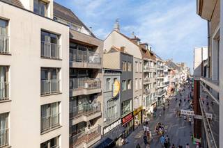 <p><span>Kwalitatief en splinternieuw 2-slaapkamerappartement in een kleinschalige residentie op een toplocatie in Blankenberge. </span></p><p><span>De locatie vormt echt de perfecte uitvalsbasis als u wenst te genieten van de zee, restaurants en winkels binnen een perimeter van 100m. </span></p><p><span>Zuid-west geörienteerde leefruimte met zonnig terras en zijdelings zicht naar zee. </span></p><p><span>In de tijdloos afgewerkte keuken vinden we alle modern comfort, kwalitatieve keukentoestellen van het merk SMEG en talrijke kasten. </span></p><p><span>Er is een praktische berging verbonden aan de keuken. </span></p><p><span>De hal leidt ons naar de 2 slaapkamers, badkamer en het afzonderlijk toilet. </span></p><p><span>De masterbedroom kan worden ingericht met een comfortabel 2-persoonsbed en kast. </span></p><p><span>De tweede slaapkamer is ideaal als bureau, kinderkamer of dressing. </span></p><p><span>In de badkamer bevindt zich een inloopdouche, lavabo met geriefelijk meubel en een handdoekdroger.</span></p><p><span>Er is een afzonderlijk hangtoilet. </span></p><p><span>Fijne troeven zijn de moderne schakelaars, stijlvol afgewerkte deuren, makkelijk te onderhouden vloertegel en de videofonie.</span></p><p><span>Het appartement wordt verwarmd op gas met een condenserende ketel en geniet een blanco elektrische keuring. </span></p><p><span>In de residentie bevindt er zich een ruime fietsenberging en een huisvuillokaal. </span></p><p><span>U kan gebruik maken van een privatieve kelderberging en genieten van de 2 toegewezen zonnepanelen. </span></p><p><span>Verkoop onder registratie.</span></p>