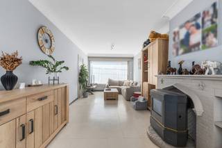 <strong>Te koop: verzorgde, instapklare woning met 3 slaapkamers op rustige ligging in Deerlijk.</strong><br /><br /><br />Ontdek deze leuke en goed onderhouden woning op een toplocatie in Deerlijk. De woning is rustig gelegen omgeven door land, maar toch vlot bereikbaar via verschillende invalswegen rondom. <br />De woning is volledig instapklaar en biedt alles wat je zoekt in een comfortabele thuis. Dankzij de aangename ligging en praktische indeling is dit de ideale gezinswoning.<br /><br /><br /><u><strong>Indeling:</strong></u><br /><em>Gelijkvloers: </em>inkomhal met gastentoilet, grote garage die gebruikt wordt als (was)berging, volledig uitgeruste keuken met directe toegang tot de eetplaats en woonkamer. Via de woonkamer kan je naar het terras en de tuin die voorzien is van een tuinhuis en overdekt terras.<br /><em>Eerste verdieping: </em>3 volwaardige slaapkamers en een badkamer met douche, lavabo en toilet. Er is ook een zolder aanwezig die gebruikt kan worden als opbergruimte.<br /><br /><u><strong>Troeven:</strong></u>
<ul><li>Rustig en landelijk gelegen</li><li>Instapklaar</li><li>Overal rolluiken aanwezig</li></ul>
<br /><strong>Interesse in deze leuke gezinswoning? Neem dan zeker contact op met Indra van ERA Bossuyt voor meer info of een bezoek - 0473/61.10.10.</strong>