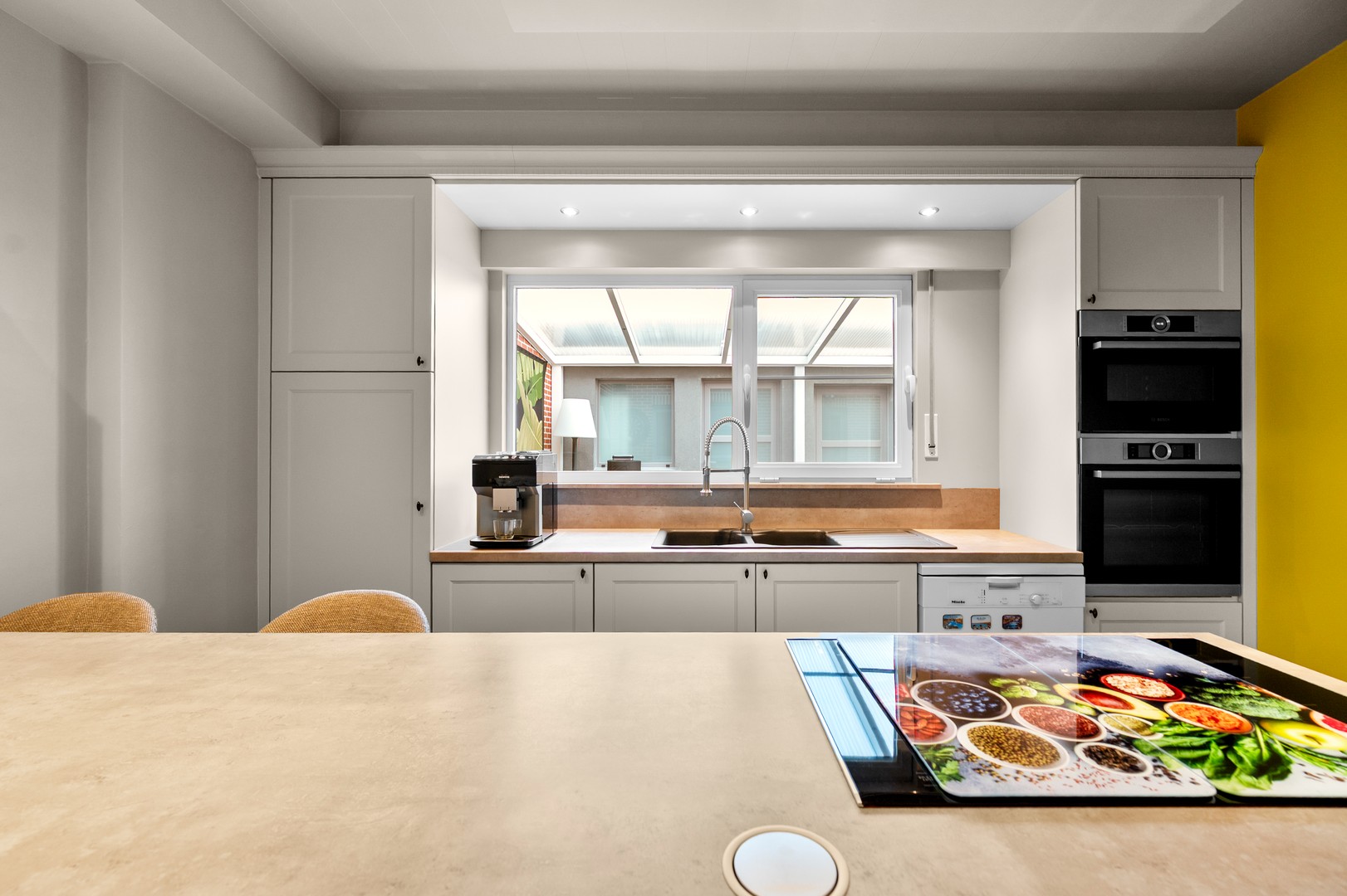 Gerenoveerde half open bebouwing in een rustige omgeving met tuin, garage en 2 opritten! - foto 5