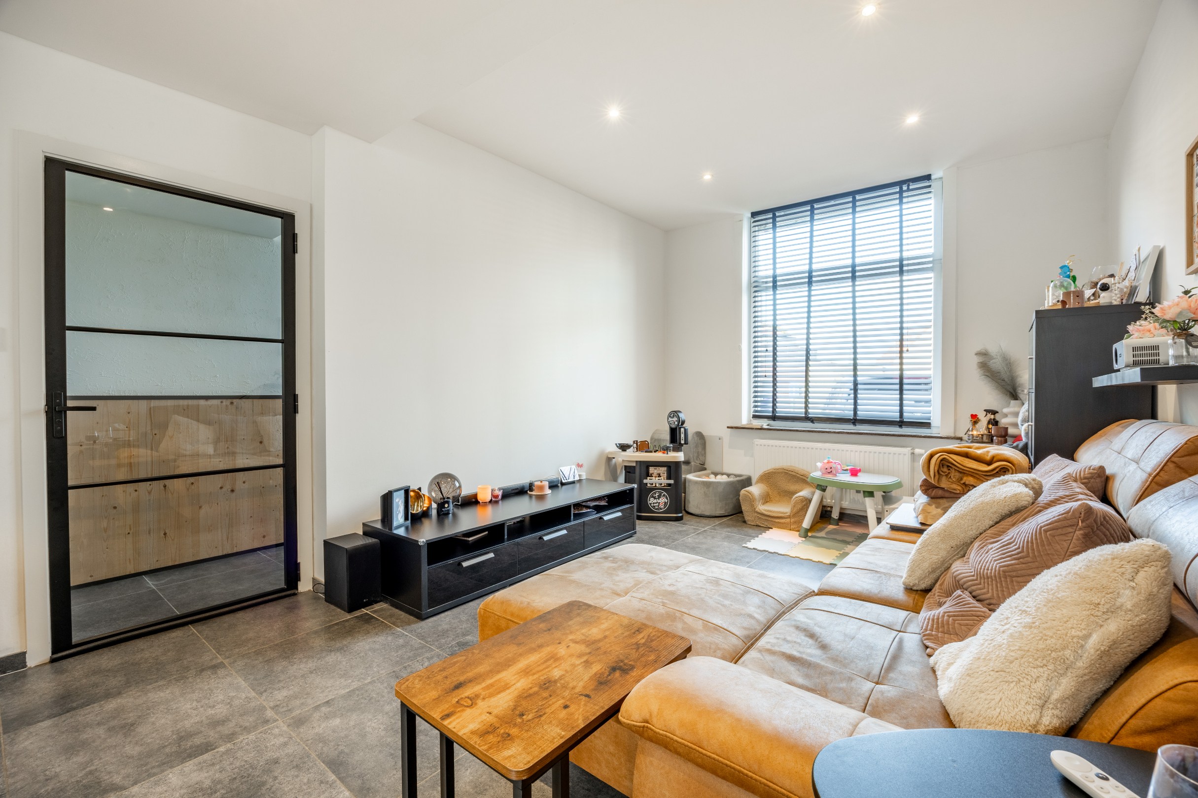 GERENOVEERDE RIJWONING MET TUIN - foto 2