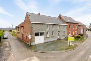 Immo Pické biedt U dit gunstig gelegen hoevegebouw aan dat zeer veel mogelijkheden biedt en gelegen is in de dorpskern van Bogaarden. We betreden...