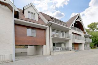 In deze klassevolle residentie "Habeaute" bevindt zich dit kwalitatieve appartement, degelijk gebouwd en met oog voor detail.<br /><br />Via de stijlvolle inkomhal betreedt u de ruime leefruimte met open keuken en aansluitend terras. Daarnaast beschikt u over een praktische, afzonderlijke berging naast de keuken.<br />Verder zijn er twee volwaardige slaapkamers, een badkamer en een apart toilet. <br />Een ondergrondse garagebox en een kelderberging zijn eveneens inbegrepen.<br /><br />Slechts enkele van de vele troeven:<br />- ingemaakte kast in de slaapkamer, alsook in de gang;<br />- vernieuwde dampkap, gaswandketel, keukenkraan en vaatwasser (circa 5 jaar oud, Miele).<br /><br />Ook de ligging is uitstekend: nabij de bakker, slager, horeca ... én in een groene omgeving. De Schelde bevindt zich op wandelafstand.<br /><br />Kortom, een uitstekende prijs-kwaliteitverhouding.