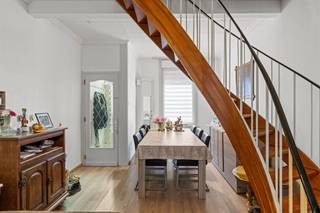 <p><strong>Maison mitoyenne confortable et accueillante avec jardin - Votre maison chaleureuse !</strong></p><p>Vous êtes à la recherche d'une <strong>maison confortable et prête à être habitée</strong> avec un <strong>beau jardin</strong>? Alors cette maison mitoyenne est exactement ce que vous cherchez !</p><p><strong>Aménagement:</strong><strong><br />Séjour</strong> confortable avec cuisine ouverte<br />Salle de bain<strong>avec douche en escalier<br />Deux</strong><strong>chambres confortables</strong> au premier étage<br />Spacieux<strong>grenier</strong> - peut être utilisé comme chambre supplémentaire, bureau ou salle de<strong>loisirs<br />Jardin</strong> confortable</p><p>Située dans un <strong>quartier calme et agréable</strong>, à proximité des commerces, des transports en commun et des écoles.</p><p><strong>Cette propriété respire la chaleur et le charme !</strong> Parfait pour les débutants, les couples ou les petites familles.</p><p><strong>Intéressé(e) ?</strong> Planifiez une visite bientôt et découvrez votre nouvelle maison ! Vous avez besoin de faire quelques ajustements ou de mettre l'accent supplémentaire ?</p>