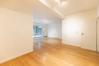 1000 Brussel ( Philippe Le bon 24 - 0.2) - Gelegen in het hart van de Europese wijk, op een steenworp afstand van de Europese instellingen en vervoersverbindingen, ligt dit prachtige duplex appartement met 3 slaapkamers op de begane grond en beslaat een oppervlakte van ± 150 m²! Deze flat is als volgt samengesteld Begane grond: ruime inkomhal, keuken, woonkamer, eetkamer, terras en tuin. 1e verdieping: nachthal, 3 slaapkamers met elk 2 badkamers, wc. Kelder, vuilnisruimte en optionele parkeerplaats. <br />** TECHNIEK <br />- EPB: C- ; 29 kg CO2/m2/jaar en 145 kWh/m²/jaar) ;<br />- Elektriciteit conform;<br />- Individuele water-, gas- en elektriciteitsmeters;<br />- Mede-eigendom van 15 appartementen en 15 parkeerplaatsen<br />**FINANCIËLE VOORWAARDEN <br />Het pand is verhuurd sinds 2024. Geïndexeerde huur: €1.450 <br />Verkoopprijs: € 649.000<br />Basisakte en landmeterskosten ten laste van de koper (± 800 € excl. btw) <br />Parkeerplaats beschikbaar voor € 25.000<br />** INFORMATIE en BEZOEK** Jérôme Boone <br />Jérôme Boone op 0475 54 09 75 of per e-mail jboone@trevi.be