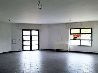 Handelspand op het gelijkvloers gelegen te centrum Essen vlakbij winkels, openbaar vervoer, scholen, enz. >>> Contacteer ons vandaag nog voor meer info, een bezichtiging en/of een GRATIS vrijblijvende schatting van Uw eigendom! Wij zijn telefonisch 7/7 bereikbaar 03/667 77 95 <<<