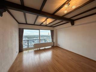 Dit aangename appartement met één slaapkamer biedt een comfortabele en praktische woonomgeving. De lichtrijke woonkamer geniet van veel natuurlijke lichtinval dankzij de grote ramen en geeft rechtstreeks toegang tot het terras. De keuken werd volledig vernieuwd en is uitgerust met een oven, kookplaat, dampkap en vaatwasser; in samenspraak met de eigenaar kan bovendien een koelkast voorzien worden. Verder beschikt het appartement over één ruime slaapkamer en een badkamer met ligbad met douchemogelijkheden, lavabo, toilet en aansluiting voor een wasmachine. Het appartement is onmiddellijk beschikbaar. De huurprijs bedraagt 750 euro per maand, aangevuld met een voorschot van 75 euro voor de algemene onkosten en 75 euro voor water en verwarming. In het gebouw is een lift aanwezig en bij het appartement hoort ook een ruime kelder waar eventueel een fiets kan geplaatst worden.