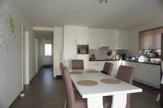 Gelijkvloers appartement in het centrum van Paal, dichtbij scholen, winkels en oprit autostrade E313. Indeling: inkomhal met toilet, living met bureelruimte en open keuken, badkamer, berging, twee slaapkamers, groot terras met tuin en ondergrondse afgesloten garage met kelderberging.