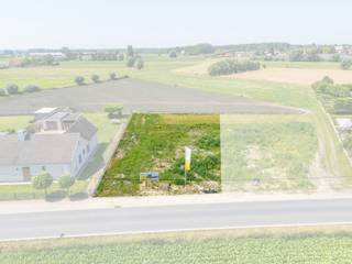 Op dit ruime villaperceel van 716m² krijg je alle vrijheid om jouw ideale thuis te realiseren. Dankzij de flexibele stedenbouwkundige voorschriften, met mogelijkheden voor één of twee bouwlagen en een vlak of hellend dak, ontwerp je een woning die perfect aansluit bij jouw woonwensen.
Hier bouw je geen standaardwoning, maar een thuis die volledig afgestemd is op jouw manier van leven. Samen met Hyboma werk je een woning op maat uit, in de stijl die bij jou past en met de vrijheid om een eigen architect te kiezen.
Dankzij de huidige energienormen en duurzame bouwtechnieken woon je comfortabel, toekomstgericht en energiezuinig.
In de Oude Wijnendalestraat in Torhout woon je rustig, met alle voorzieningen binnen handbereik.
Je woont omgeven door groen met een open zicht op de velden en vlak bij het Kasteel d’Aertrycke.
Zie jij jezelf hier al wonen? Contacteer nieuwbouwadviseur Kristof voor meer informatie of maak een afspraak om de mogelijkheden van deze villapercelen te ontdekken