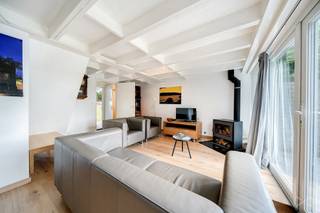 Prijs verlaagd – Een kans om te grijpen!
We Invest Malmedy heeft het genoegen u dit chalet met terras voor te stellen, ontworpen voor vakantieverhuur of tweede huizen. Gelegen in het vakantiedomein “Terrasses de Malmedy”, biedt het een adembenemend uitzicht over de vallei terwijl het toch dicht bij de lokale voorzieningen ligt. Het domein biedt ook een speeltuin, petanquebanen en ligt op slechts enkele minuten van wandelpaden.
Bestaande uit: een hal, een apart toilet, een doucheruimte, een ingerichte keuken (oven, kookplaat, afzuigkap, koelkast, gootsteen, vaatwasser, apparatuur, meubels) die uitkomt op een lichte woonkamer, een terras van 27m2 op het zuiden en een slaapkamer. Boven zijn 3 slaapkamers en een nachthal met wastafel.
Technische kenmerken: de prijs is inclusief bestaand meubilair (ter waarde van ongeveer €5.000), PVC ramen met dubbele beglazing, elektrische verwarming, elektrische boiler, elektriciteit volgens de voorschriften, klasse D EPB (315 kWh/m².an - E Totaal 25,237 - ref 20241017025557), afvoer via een micro-station gedeeld met het landgoed, gemeenschappelijke tuin en gemeenschappelijke parkeerplaatsen.
Het pand wordt verkocht op basis van een erfpachtcontract met een jaarlijkse huur van 1,5% van de verkoopprijs.