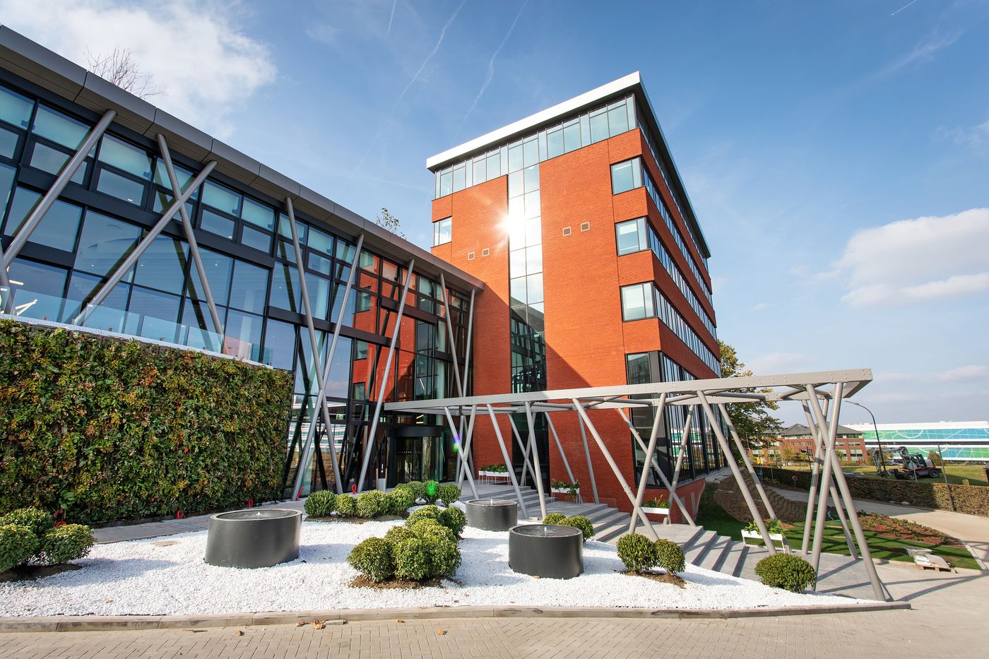 Bureau qualitatif de 651 m² auprès R0 et E40 - photo 1