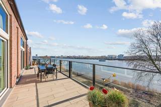 Sommige eigendommen onderscheiden zich niet door wat ze tonen, maar door wat ze laten voelen.Achter een gevel met geschiedenis bevindt zich een...