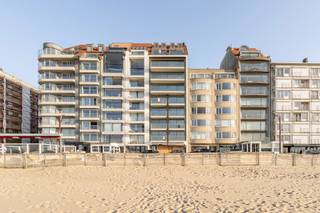 Exclusief te koop: nieuwbouwappartement met frontaal zeezicht – 3 slaapkamers op de Zeedijk in Knokke-Zoute.Luxueus nieuwbouwappartement op een...