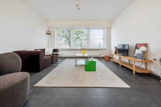 Dit zeer ruim en lichtrijk appartement is gelegen op de 1ste verdieping (zonder lift) over de volledige breedte van het gebouw en is volledig gerenoveerd in 2025. Bestaande uit: inkomhal, aangename leefruimte met leuk terrasje, vernieuwde keuken voorzien van toestellen, aparte berging. Nachthal welke toegang verschaft tot 2 ruime slaapkamers, betegelde badkamer met combinatie ligbad/douche. Er worden nog nieuwe ramen geplaatst mits meerprijs volgens offerte. Parkeerplaats op parking voor het gebouw of in de straat.