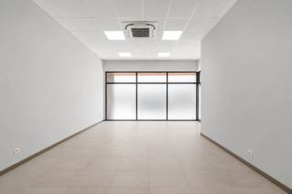<br />Op een schitterende locatie te Duffel bevindt zich dit handelsgelijkvloers. Het pand beschikt over een uitzonderlijke visibiliteit en is daarnaast uitstekend gelegen, dankzij de centrale ligging en de vlotte bereikbaarheid van belangrijke invalswegen.<br /><br />U beschikt hier vooraan over een handelsruimte met achterliggend een extra ruimte die kan voorzien worden als keuken en een apart toilet. Elektriciteit is conform.<br /><br />Dit is een uitstekende opportuniteit als u op zoek bent naar een handelsgelijkvloers op een toplocatie met een goed huurrendement. Contacteer ons voor meer informatie op 0487 32 91 87 of neem een kijkje op www.boonstravastgoed.be . <br /><br />Bijzonderheden:<br />- Centrum Duffel<br />- Handelsgelijksvloers<br />- Elektriciteit conform<br /><br />Geïnteresseerd?<br />Wij helpen je verder!<br />0487329187<br />info@boonstravastgoed.be