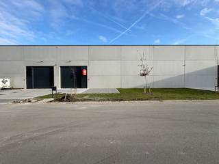 In een goed bereikbare bedrijvenzone te Oostkamp bevindt zich deze instapklare nieuwbouw KMO-unit van 312,55 m². De unit biedt een praktische en kwalitatieve ruimte voor ondernemers die op zoek zijn naar een strategische ligging met vlotte verbindingen.<br /><br /><br />Troeven van de loods:<br />- Instapklare nieuwbouwunit met hoogwaardige afwerking<br />- Strategische ligging nabij belangrijke verbindingswegen<br />- Mogelijkheid tot inrichten van kantoorruimte binnen de unit<br />- De KMO-units worden casco afgeleverd met een vrije hoogte van ongeveer 6,9m<br />- Vloer in gepolierde industriële gewapende betonplaat<br />- Lichtstraat voorzien uit meerwandige polycarbonaat platen met aluminium profielen<br />- Aluminium schrijnwerk met elektronische sectionale poort<br /><br />Interesse? <br />Neem contact op met Simon via +32 498 12 37 08 of simon@vicusvastgoed.be.<br />Plan vandaag nog uw bezoek en ontdek de mogelijkheden van deze functionele KMO-unit in Oostkamp!