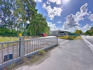 Dans le parc industriel de Wauthier-Braine, découvrez un ensemble professionnel d’environ 1.845 m² implanté sur un terrain clôturé de 6.557 m² avec...