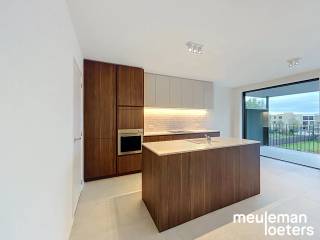 Au cœur de Veldegem, découvrez ce magnifique appartement récent de trois chambres situé au deuxième étage de la résidence Delphine, construite en 2026. Ce logement allie parfaitement modernité, économies d'énergie et agencement fonctionnel.<br /><br />En entrant, le hall d’accueil vous conduit vers un lumineux séjour baigné de lumière grâce à de grandes fenêtres. La cuisine ouverte, entièrement équipée avec des appareils SMEG de qualité, comprend un lave-vaisselle, une plaque à induction avec hotte intégrée, un réfrigérateur-congélateur et un four à chaleur tournante. Une buanderie attenante avec raccordements pour machine à laver et sèche-linge complète ce bel espace de vie.<br /><br />La partie nuit se compose de trois chambres confortables. La salle de bains moderne est équipée d’une douche à l’italienne, d’un double lavabo, d’un meuble suspendu et d’un radiateur sèche-serviettes.<br /><br />À l’extérieur, profitez d’une agréable terrasse, idéale pour se détendre et savourer l’air frais.<br /><br />L’appartement dispose également d’un garage privé inclus dans le loyer, avec portail automatique, éclairage et électricité. La possibilité d’installer une borne de recharge pour véhicule électrique est offerte. Un second garage peut être loué en supplément pour 75 € par mois. Un local commun à vélos est également prévu.<br /><br />Sur le plan pratique, l’appartement est déjà équipé de luminaires et de tringles à rideaux, facilitant ainsi votre installation.<br /><br />Grâce à ses caractéristiques énergétiquement neutres et ses techniques modernes, ce logement représente une solution durable, confortable et de qualité.<br /><br />Une opportunité idéale pour qui recherche un appartement clé sur porte, économe en énergie, avec terrasse et garage, situé dans un emplacement central à Veldegem.