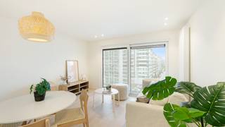 Topper: dit volledig smaakvol vernieuwd  appartement is gelegen op een vijfde verdieping aan Heldenplein met mooi open zicht over nieuw...