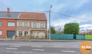 HAALTERT - Ruime woning met bouwgrond en tal van mogelijkhedenIn het hart van Haaltert vindt u deze charmante halfopen bebouwing met aanpalende...