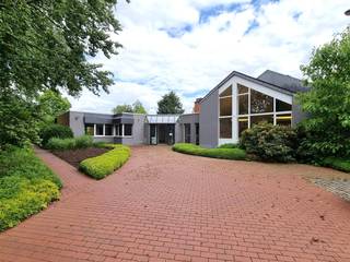 Uniek kantoorgebouw met veel magazijnruimte en opslagmogelijkheden (vroegere kantoren van CANON Michiels) te koop te Westmeerbeek. De eigendom...