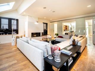 Dit duplex penthouse ligt vlakbij het Stéphanieplein in de Louizawijk en niet ver van het Terkamerenbos. Het heeft een bruto vloeroppervlakte van circa 400 m² en 35 m² terrassen met prachtig uitzicht over Brussel.<br /><br />Het penthouse baadt in het licht en bestaat uit 2 niveaus die met elkaar verbonden zijn door een trap. De eerste verdieping is georganiseerd rond een galerieruimte met een natuurlijke lichtbron. Deze verdieping bestaat uit een uitgeruste keuken die uitkomt op een eetkamer en een woonkamer met open haard die uitkomt op het terras. Een tv-/studeerkamer, een muziekkamer en een eerste slaapkamer met eigen badkamer met douche maken deze verdieping compleet. De tweede verdieping heeft een ruime studeerkamer met terras en een slaapkamer met kleedkamer en badkamer met ononderbroken uitzicht over Brussel. Twee slaapkamers met aangrenzende badkamers maken deze verdieping compleet. <br /><br />Andere kenmerken: parketvloer, alarm, video-intercom, wasruimte, kelder, externe rolluiken, gepantserde deur, ingebouwde schotten, tal van ingebouwde opbergruimtes, bewatering en verlichting voor het terras, airconditioning, parkeerplaats en conforme elektriciteit. Totale renovatie in 2010 en verdere renovatie in 2022.<br /><br />Het Stéphanieplein is ideaal gelegen, niet ver van het centrum van Brussel, omringd door winkels, met goede vervoersverbindingen en gemakkelijke toegang tot de omliggende gemeenten. <br /><br />Voor meer informatie kunt u contact opnemen met Grégoire Bryssinck op + 32 (0) 493 51 29 00.