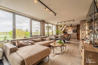 Ontdek dit uitzonderlijk lichtrijk en ruim duplex-appartement van 123 m², gelegen in het centrum van Herzele, op wandelafstand van het...